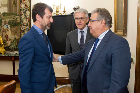 Ferran López (left) with Juan Ignacio Zoido on October 30, 2017 (by Spanish Home Affairs Ministry)